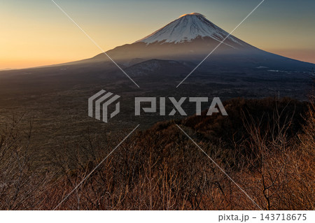 精進湖・パノラマ台から見る夜明けの富士山 精進湖・パノラマ台から見る夜明けの富士山 143718675