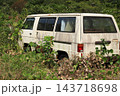 廃車になって放置されている車 143718698