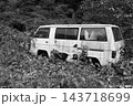 廃車になって放置されている車。モノクロ 143718699