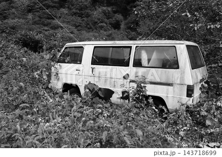 廃車になって放置されている車。モノクロ 廃車になって放置されている車。モノクロ 143718699