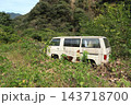 廃車になって放置されている車 143718700