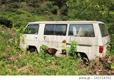 廃車になって放置されている車 廃車になって放置されている車 143718701