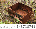 錆びて朽ち果てた4リットルオイル缶 143718741