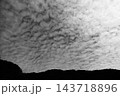 空に広がるうろこ雲。モノクロ 143718896