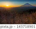 精進湖・パノラマ台から見る朝日と富士山 143718901