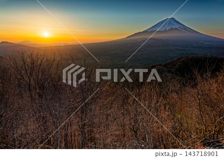 精進湖・パノラマ台から見る朝日と富士山 143718901