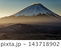 精進湖・パノラマ台から見る夜明けの富士山 143718902