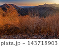精進湖・パノラマ台から見る朝焼けの御坂の山並み 143718903
