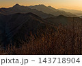 精進湖・パノラマ台から見る朝焼けの御坂の山並み 143718904