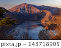 精進湖・パノラマ台から見る朝焼けの毛無山と本栖湖 143718905