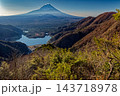 精進峠から見る朝の富士山と精進湖 143718978