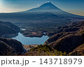 精進峠から見る朝の富士山と精進湖 143718979