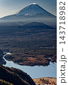 精進峠から見る朝の富士山と精進湖 143718982