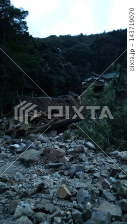 大雨被害で神社周辺に堆積した岩や流木 大雨被害で神社周辺に堆積した岩や流木 143719070