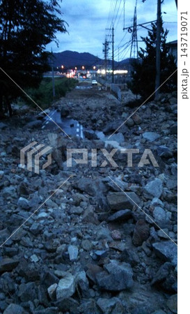 大雨被害で岩や土砂に覆われた山間部の道路 大雨被害で岩や土砂に覆われた山間部の道路 143719071
