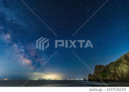 星降る夜の礼文華海岸 満天の星空と水平線に浮かぶ幻想的な光景 星降る夜の礼文華海岸 満天の星空と水平線に浮かぶ幻想的な光景 143719239