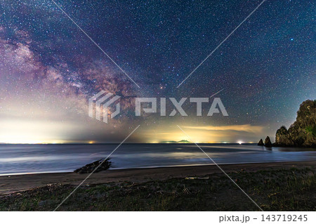 北海道豊浦町 礼文華海岸に架かる雄大な天の川と満天の星空 北海道豊浦町 礼文華海岸に架かる雄大な天の川と満天の星空 143719245