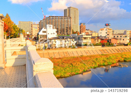 大橋から眺める建設途上の高層マンションと広瀬川 大橋から眺める建設途上の高層マンションと広瀬川 143719298