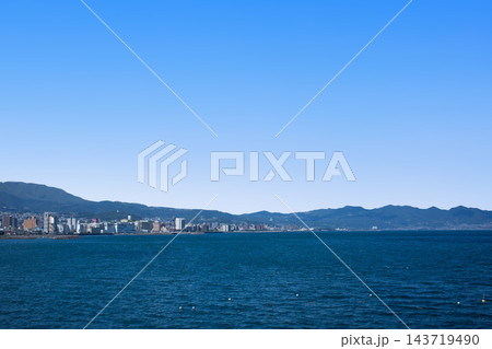 別府湾と別府市街地に国東半島の山並み 143719490