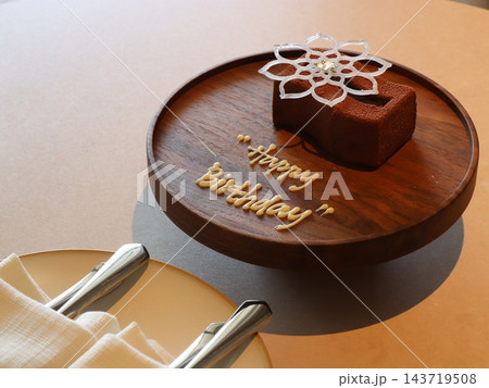 ホテルで用意された誕生日ケーキ ホテルで用意された誕生日ケーキ 143719508