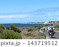 自転車で下る快晴の海岸の道 143719512