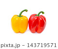 カラーピーマン、赤パプリカと黄パプリカ【白背景・切り抜き】 143719571