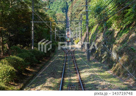 高尾山ケーブルカーの急勾配ともみじ号 高尾山ケーブルカーの急勾配ともみじ号 143719748