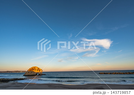 海岸から見る夕焼け空 海岸から見る夕焼け空 143719857