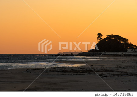 夕暮れ時の磯原海岸から見る海 夕暮れ時の磯原海岸から見る海 143719863