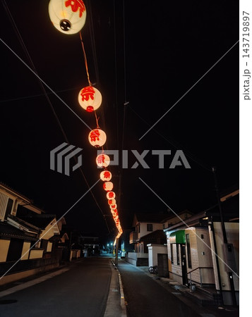 夜の街に浮かび上がる秋祭りの提灯 143719897