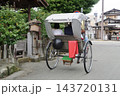 高山市内を進む観光人力車 143720131