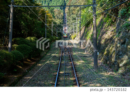 高尾山ケーブルカー上り電車 高尾山ケーブルカー上り電車 143720182