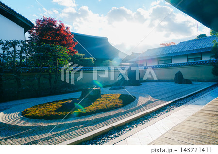 京都の大徳寺の美しい庭園の紅葉 143721411