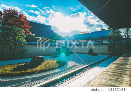 京都の大徳寺の美しい庭園の紅葉 143721414