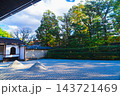京都の大徳寺の美しい庭園の紅葉 143721469