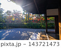 京都の大徳寺の美しい庭園の紅葉 143721473