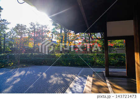京都の大徳寺の美しい庭園の紅葉 143721473