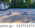 京都の大徳寺の美しい庭園の紅葉 143721474