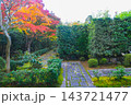 京都の大徳寺の美しい庭園の紅葉 143721477