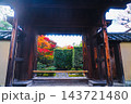 京都の大徳寺の美しい庭園の紅葉 143721480