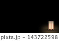 黒背景の右側に置かれた温かい光を放つ和風の行灯と広いコピースペース 143722598