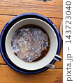 コーヒーに溶け合うミルクの様子 143723040