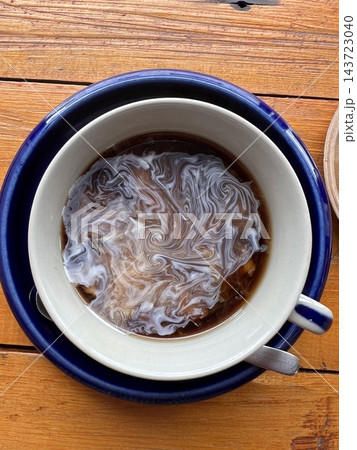 コーヒーに溶け合うミルクの様子 コーヒーに溶け合うミルクの様子 143723040
