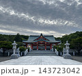 神秘的な空と神社 143723042
