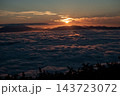 雲海を照らす朝日 143723072