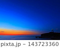 夜明け前の空と犬吠埼灯台 143723360