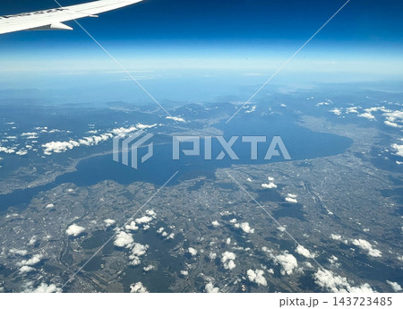 機内より見下ろす琵琶湖 143723485