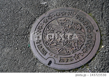 兵庫県川西市のマンホールの蓋 兵庫県川西市のマンホールの蓋 143723530