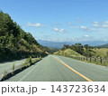 秋晴れの高原道路：青空の下にまっすぐ伸びる誰もいない美しいドライブコース 143723634