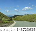 美しいワインディングロード：青空となだらかな緑 of 丘を抜けていく誰もいない高原のカーブ道 143723635